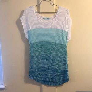 Short sleeve sweater.